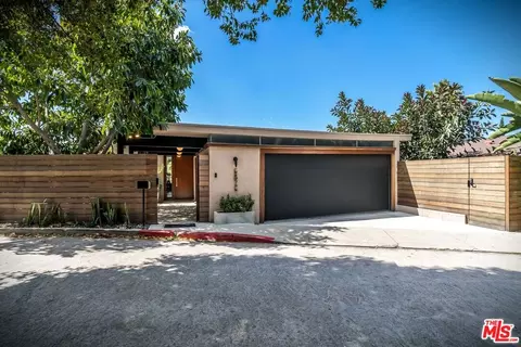 6826 Iris Cir, Los Angeles, CA 90068