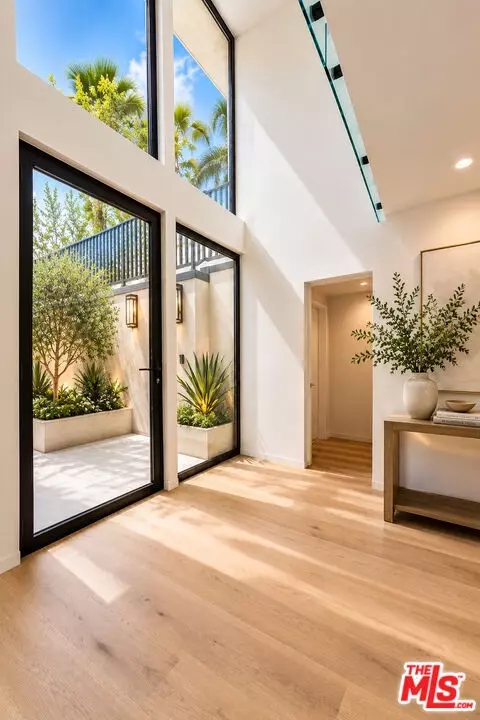 12518 W Sunset Blvd, Los Angeles, CA 90049