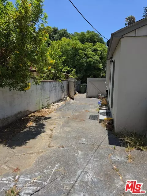 Exterior - 14137 Hamlin St, Van Nuys, CA 91401 photo 4 of 5