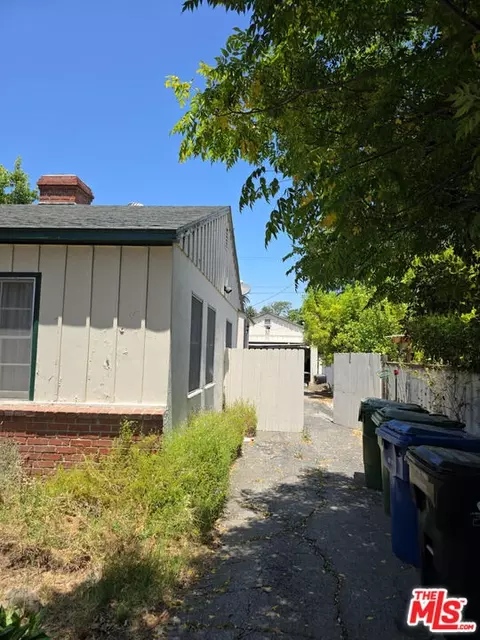 Exterior - 14137 Hamlin St, Van Nuys, CA 91401 photo 2 of 5
