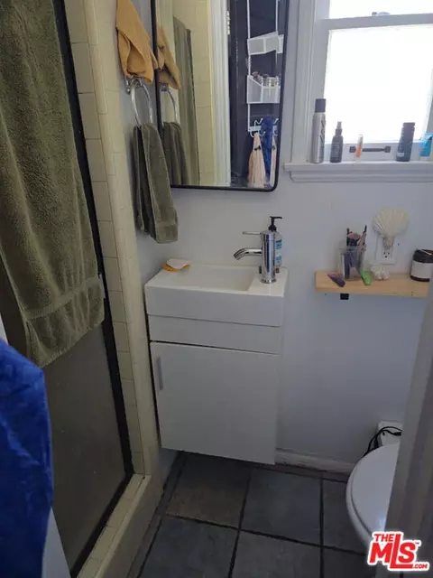 Bath - 14137 Hamlin St, Van Nuys, CA 91401 photo 1 of 1