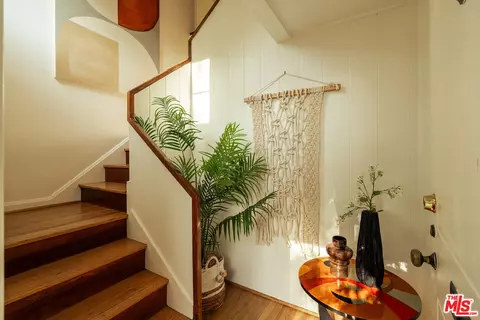 5589 Village Grn, Los Angeles, CA 90016