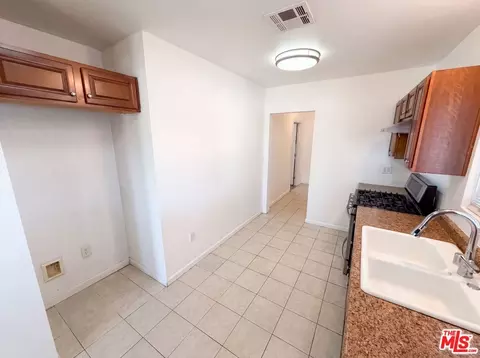 Entry Way - 191 E Marker St, Long Beach, CA 90805 photo 2 of 4
