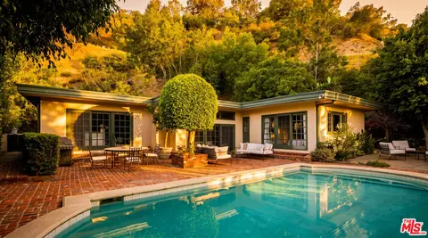 10216 Cielo Dr, Beverly Hills, CA 90210