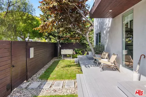 Exterior - 2904 Beach Ave, Venice, CA 90291 photo 2 of 6