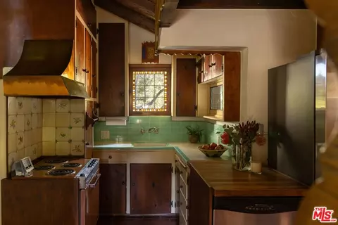 Kitchen - 485 Madeline Dr, Pasadena, CA 91105 photo 1 of 3