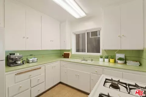Kitchen - 32 5th Pl, Long Beach, CA 90802 photo 1 of 3