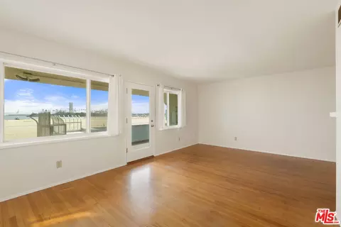 Living - 32 5th Pl, Long Beach, CA 90802 photo 2 of 5