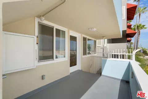 Exterior - 32 5th Pl, Long Beach, CA 90802 photo 3 of 4