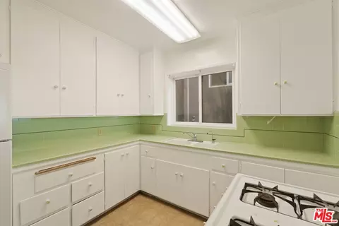 Kitchen - 32 5th Pl, Long Beach, CA 90802 photo 2 of 3