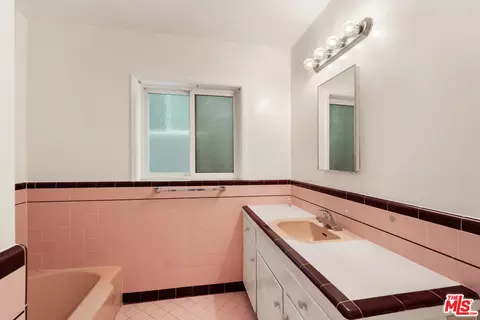 Bath - 32 5th Pl, Long Beach, CA 90802 photo 1 of 2