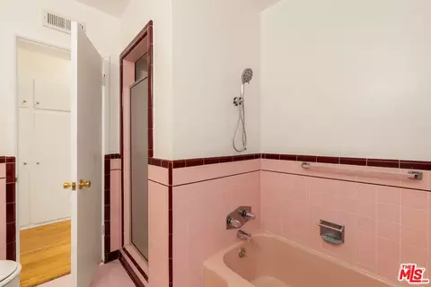 Bath - 32 5th Pl, Long Beach, CA 90802 photo 2 of 2