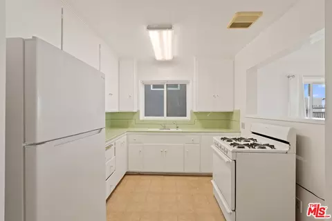 Kitchen - 32 5th Pl, Long Beach, CA 90802 photo 3 of 3