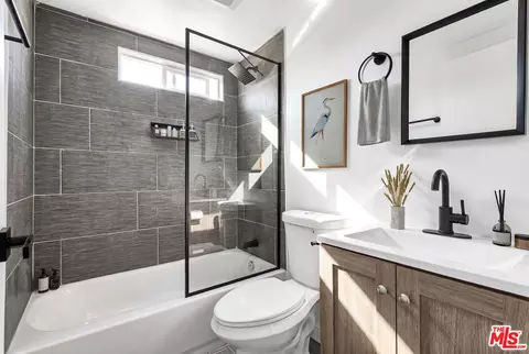 Bath - 1036 Cherry Ave, Long Beach, CA 90813 photo 1 of 1