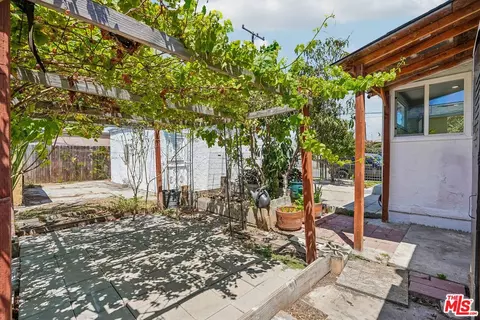 Exterior - 901 W Brazil St, Compton, CA 90220 photo 1 of 12