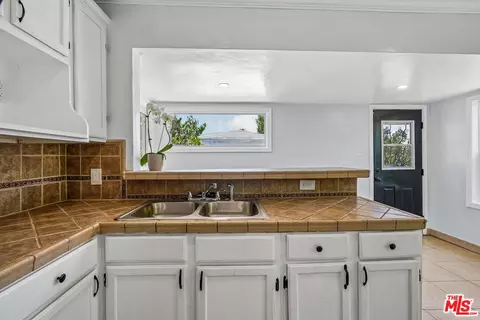 Kitchen - 901 W Brazil St, Compton, CA 90220 photo 3 of 4