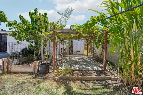 Exterior - 901 W Brazil St, Compton, CA 90220 photo 2 of 12