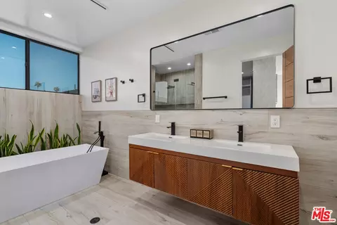 Bath - 616 7th, Venice, CA 90291 photo 2 of 5