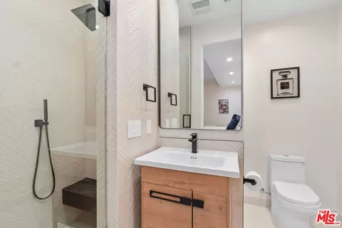 Bath - 616 7th, Venice, CA 90291 photo 5 of 5