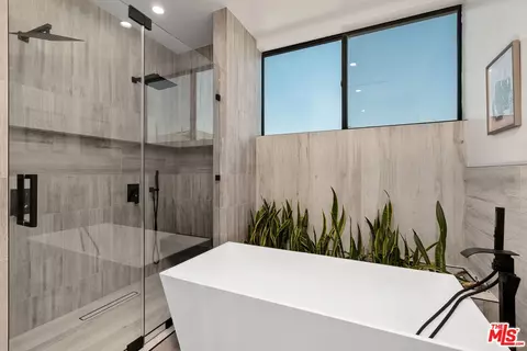 Bath - 616 7th, Venice, CA 90291 photo 3 of 5