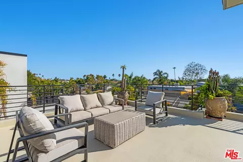 Exterior - 616 7th, Venice, CA 90291 photo 7 of 15