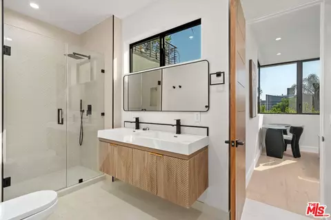 Bath - 616 7th, Venice, CA 90291 photo 4 of 5