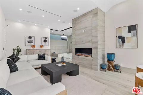 Living - 616 7th, Venice, CA 90291 photo 1 of 1