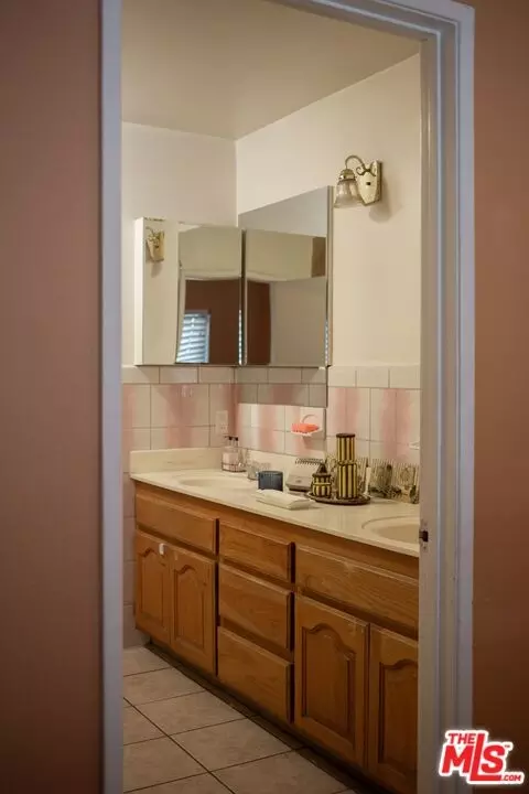 Bath - 925 Arnold Dr, Placentia, CA 92870 photo 1 of 3