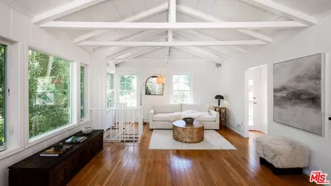 3980 Hopevale Dr, Sherman Oaks, CA 91403