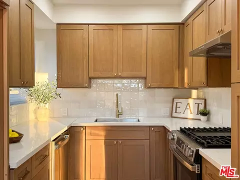 4579 Ambrose Ave #8, Los Angeles, CA 90027