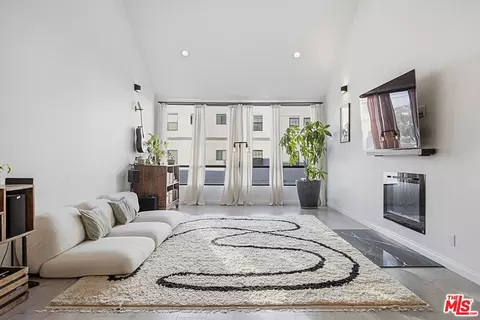 1900 Vine St #303, Los Angeles, CA 90068