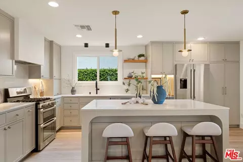 23445 Sylvan St, Woodland Hills, CA 91367