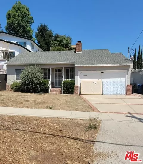 21427 Dumetz Rd, Woodland Hills, CA 91364