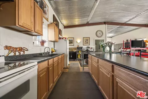 Kitchen - 9025 Camp Rock Rd, Lucerne Valley, CA 92356 photo 3 of 6