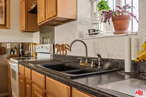 Kitchen - 9025 Camp Rock Rd, Lucerne Valley, CA 92356 photo 4 of 6