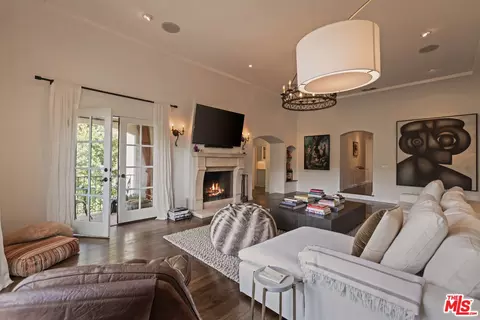 3145 La Suvida Dr, Los Angeles, CA 90068