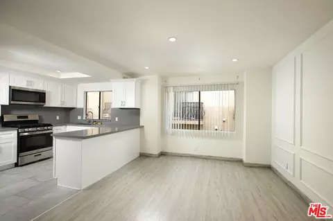 Living - 10214 Samoa Ave #25, Tujunga, CA 91042 photo 2 of 5