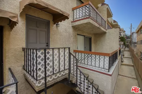 Exterior - 10214 Samoa Ave #25, Tujunga, CA 91042 photo 1 of 4