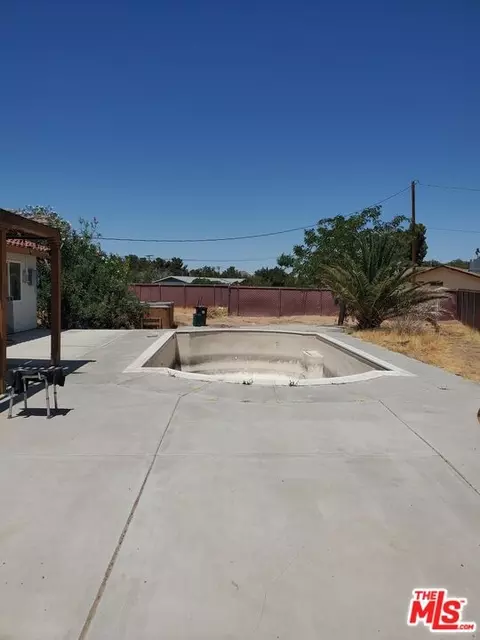 Exterior - 13435 Tioga Rd, Apple Valley, CA 92308 photo 5 of 7