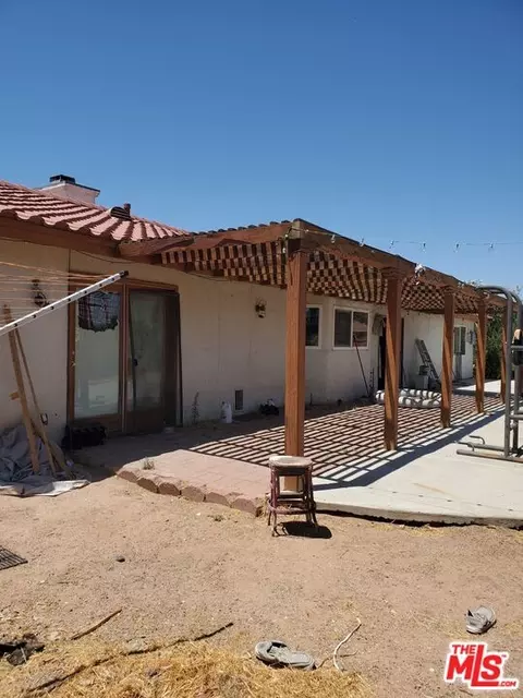 Exterior - 13435 Tioga Rd, Apple Valley, CA 92308 photo 1 of 7