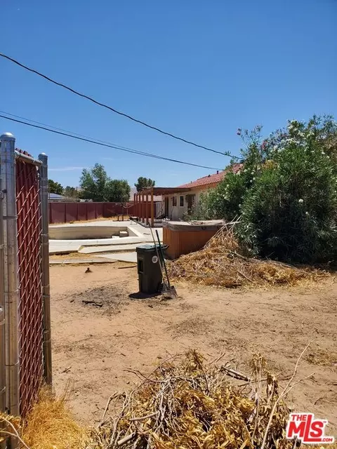 Exterior - 13435 Tioga Rd, Apple Valley, CA 92308 photo 4 of 7