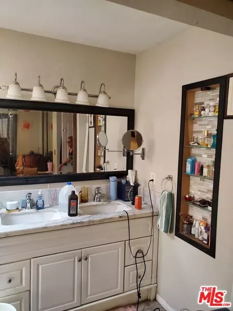 Bath - 13435 Tioga Rd, Apple Valley, CA 92308 photo 2 of 3