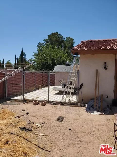 Exterior - 13435 Tioga Rd, Apple Valley, CA 92308 photo 2 of 7