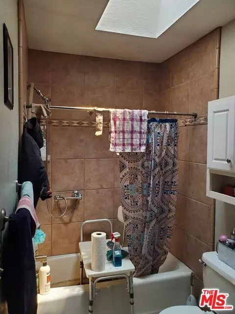 Bath - 13435 Tioga Rd, Apple Valley, CA 92308 photo 3 of 3