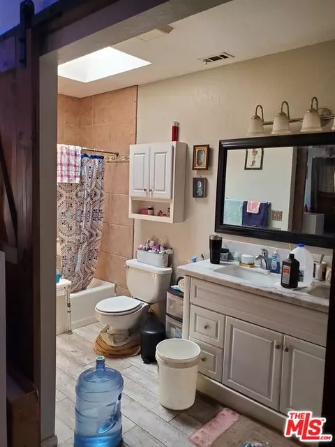 Bath - 13435 Tioga Rd, Apple Valley, CA 92308 photo 1 of 3
