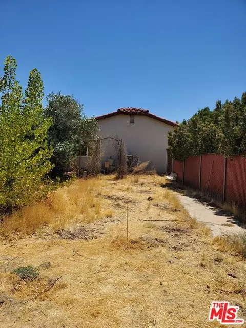 Exterior - 13435 Tioga Rd, Apple Valley, CA 92308 photo 3 of 7