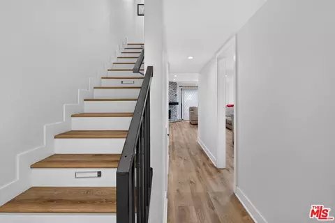 Entry Way - 552 E Palm Ave #C, Burbank, CA 91501 photo 3 of 5