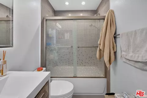 Bath - 552 E Palm Ave #C, Burbank, CA 91501 photo 4 of 4