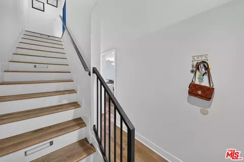 Entry Way - 552 E Palm Ave #C, Burbank, CA 91501 photo 4 of 5