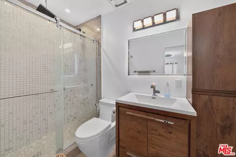 Bath - 552 E Palm Ave #C, Burbank, CA 91501 photo 1 of 4